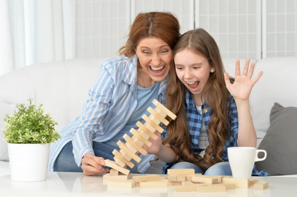 familia jugando al jenga