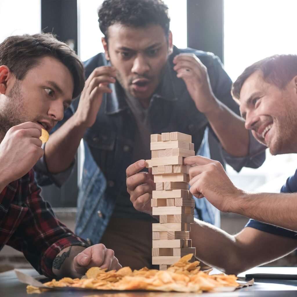 personas jugando al jenga