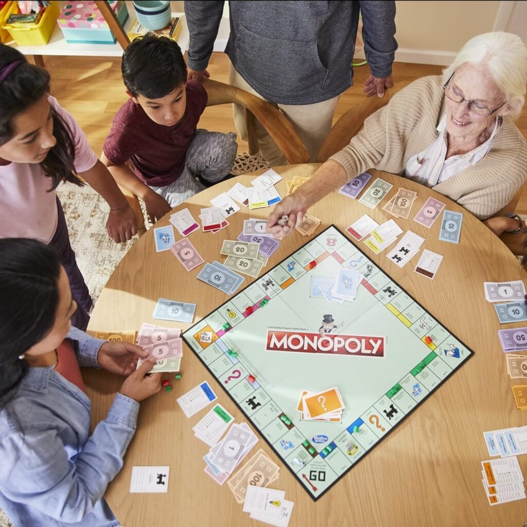 personas jugando el juego de mesa monopoly