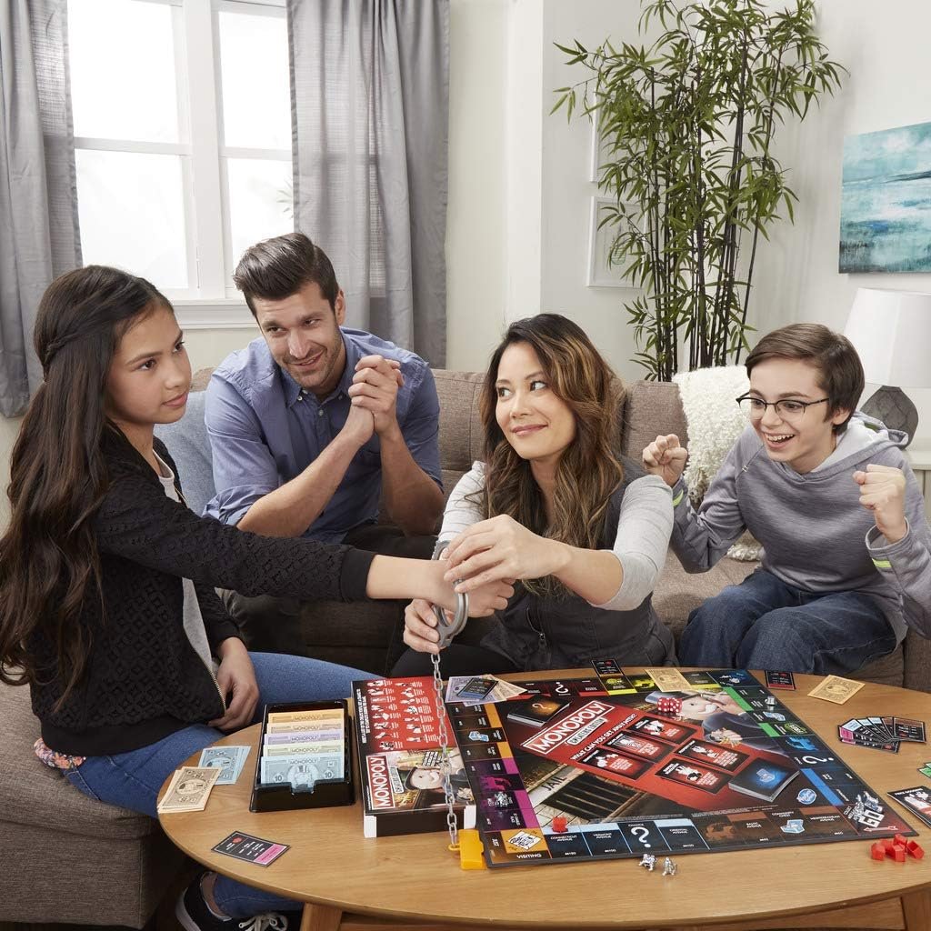 personas jugando el juego de mesa monopoly para tramposos